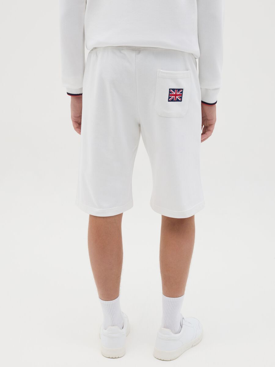 White Bermuda joggers with logo print_3