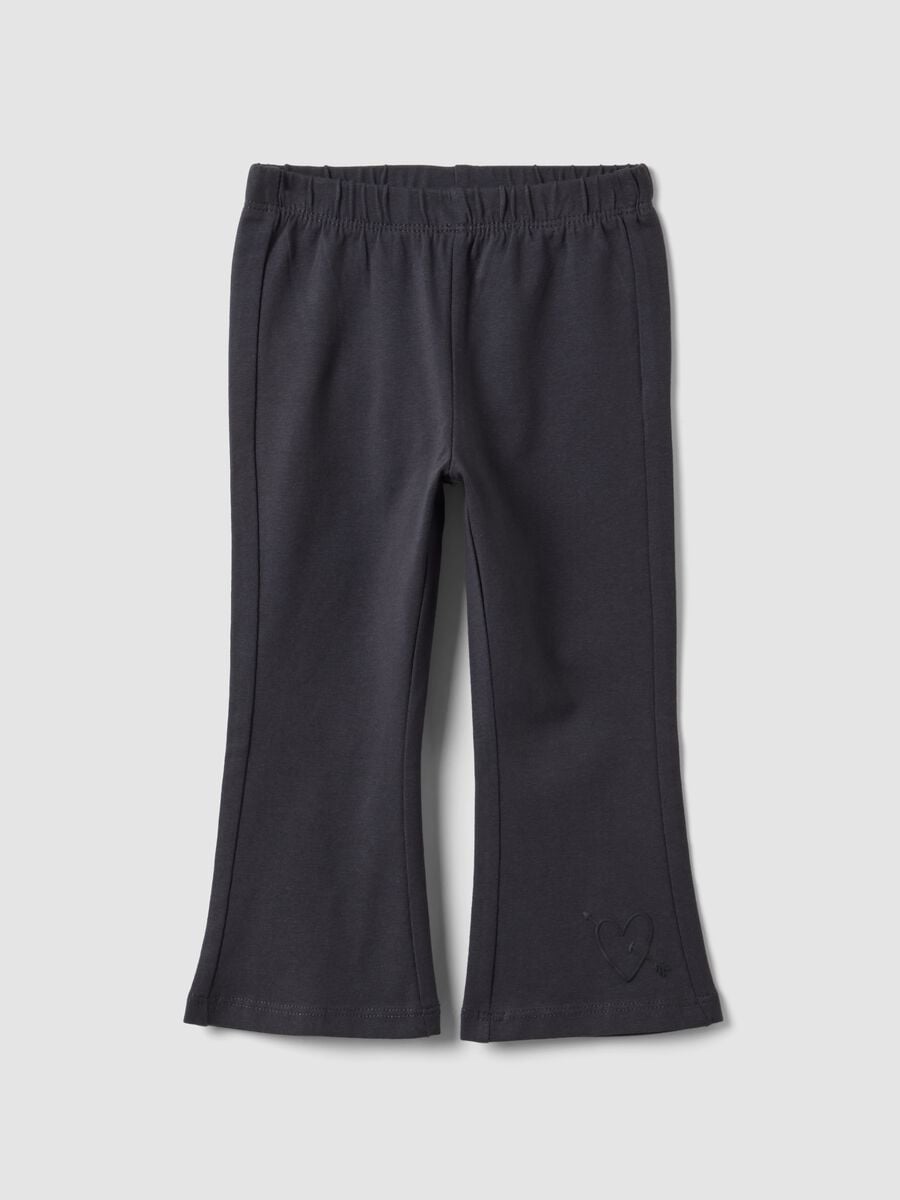 Leggings flare neri in misto cotone organico elasticizzato con stampa cuore per bimba_0