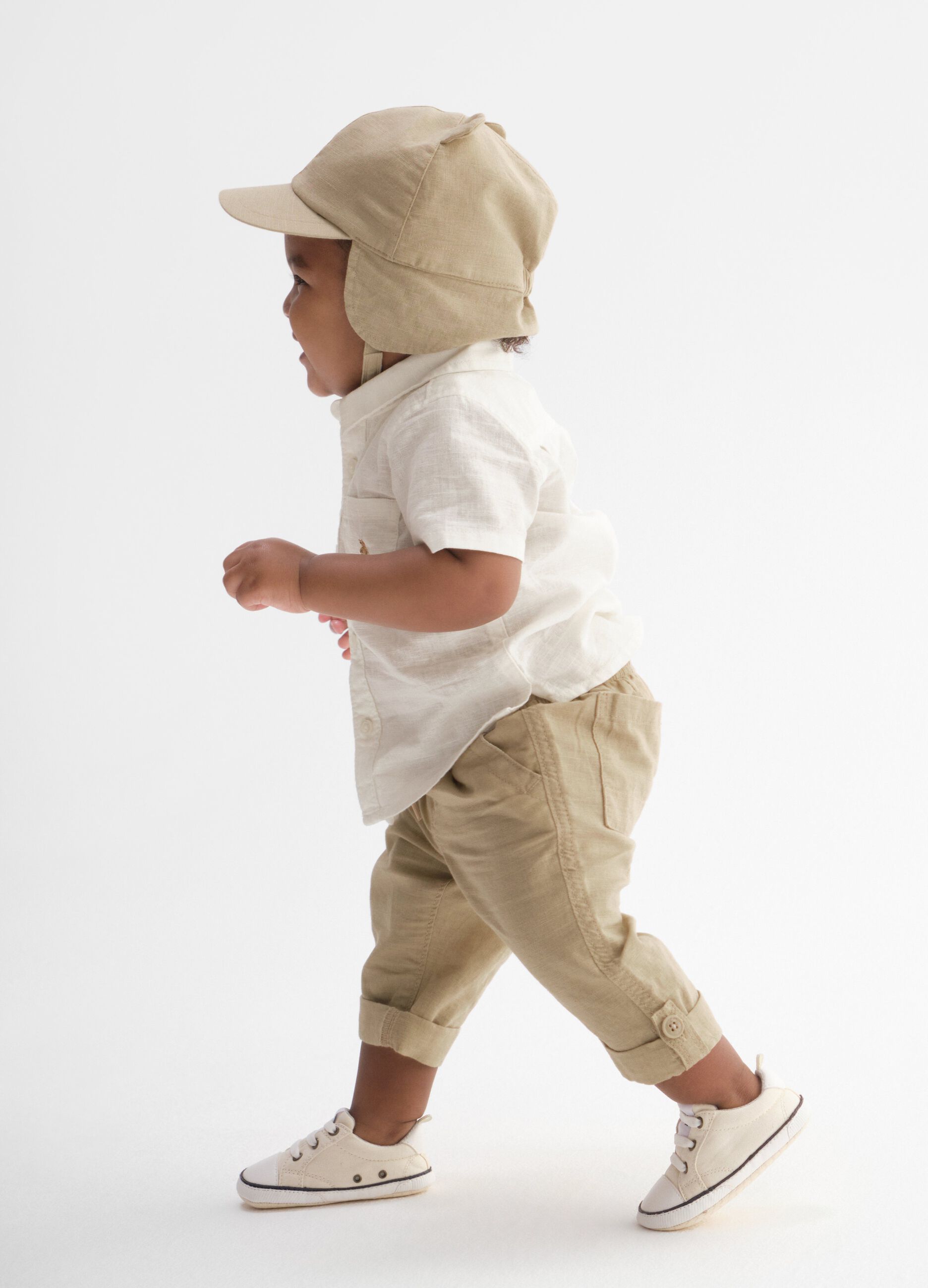 Linen and cotton hat with teddy bear embroidery