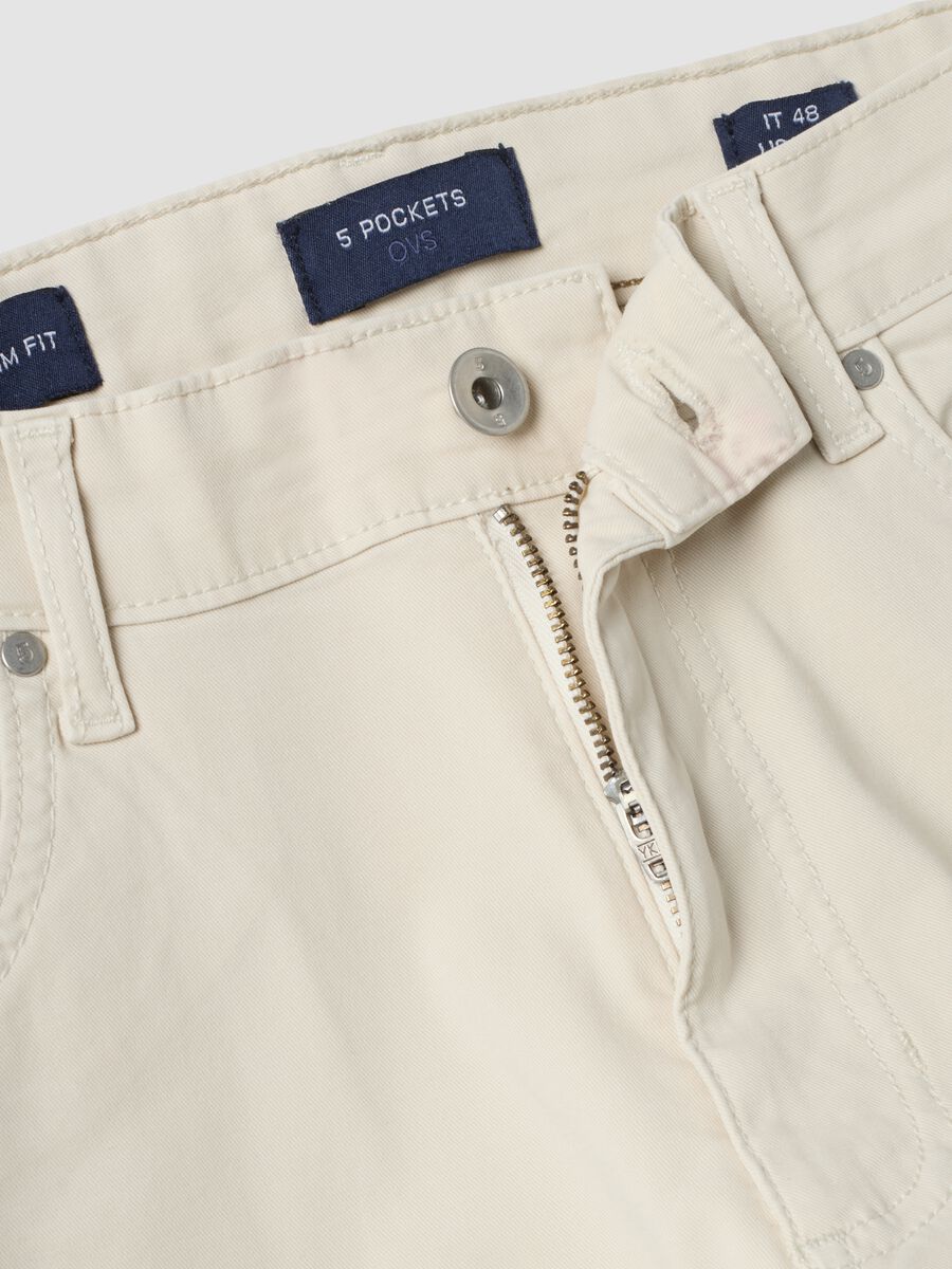 Pantaloni beige in twill di cotone elasticizzato slim fit_5