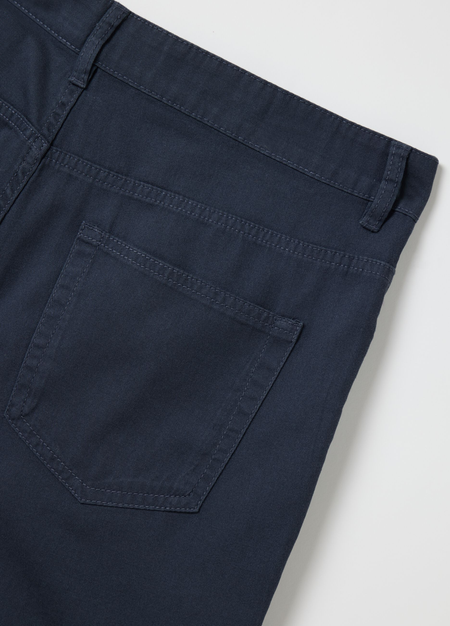 Bermuda da uomo in puro cotone blu regular fit con tasche