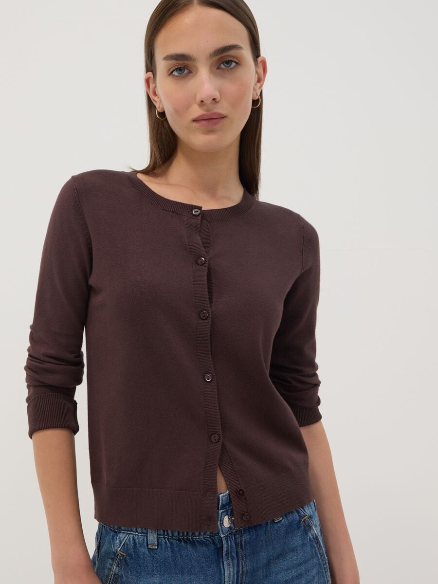 Cardigan marrone in misto viscosa a girocollo regular fit_0