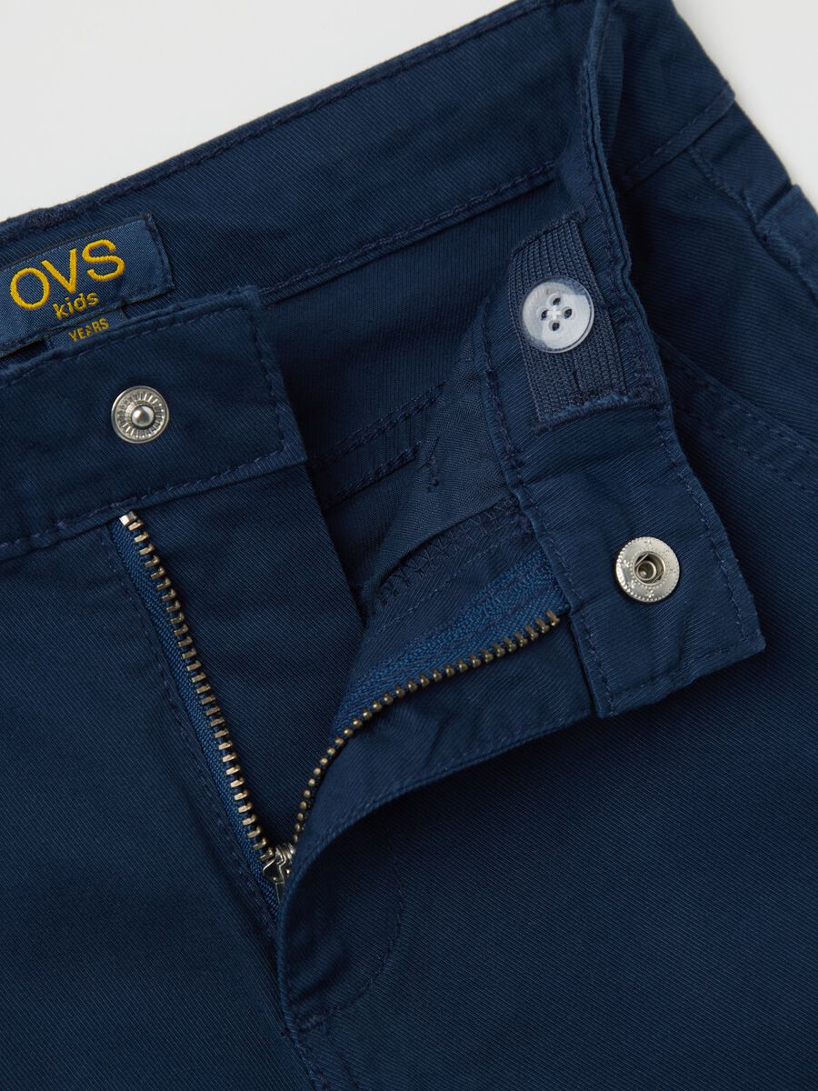 Blue cargo Bermuda shorts in stretch cotton_2
