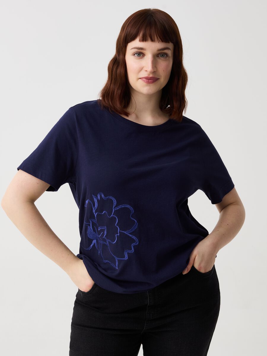 T-shirt con ricamo fiore Curvy_0