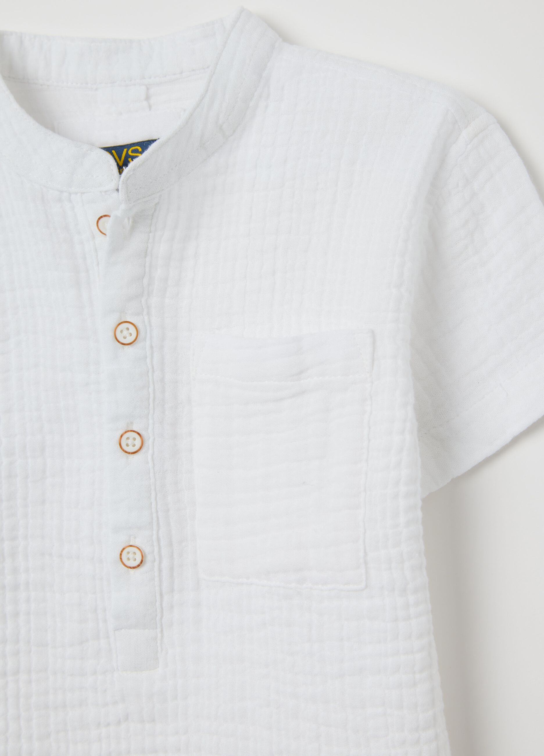 Camicia bianca in seersucker scollo serafino