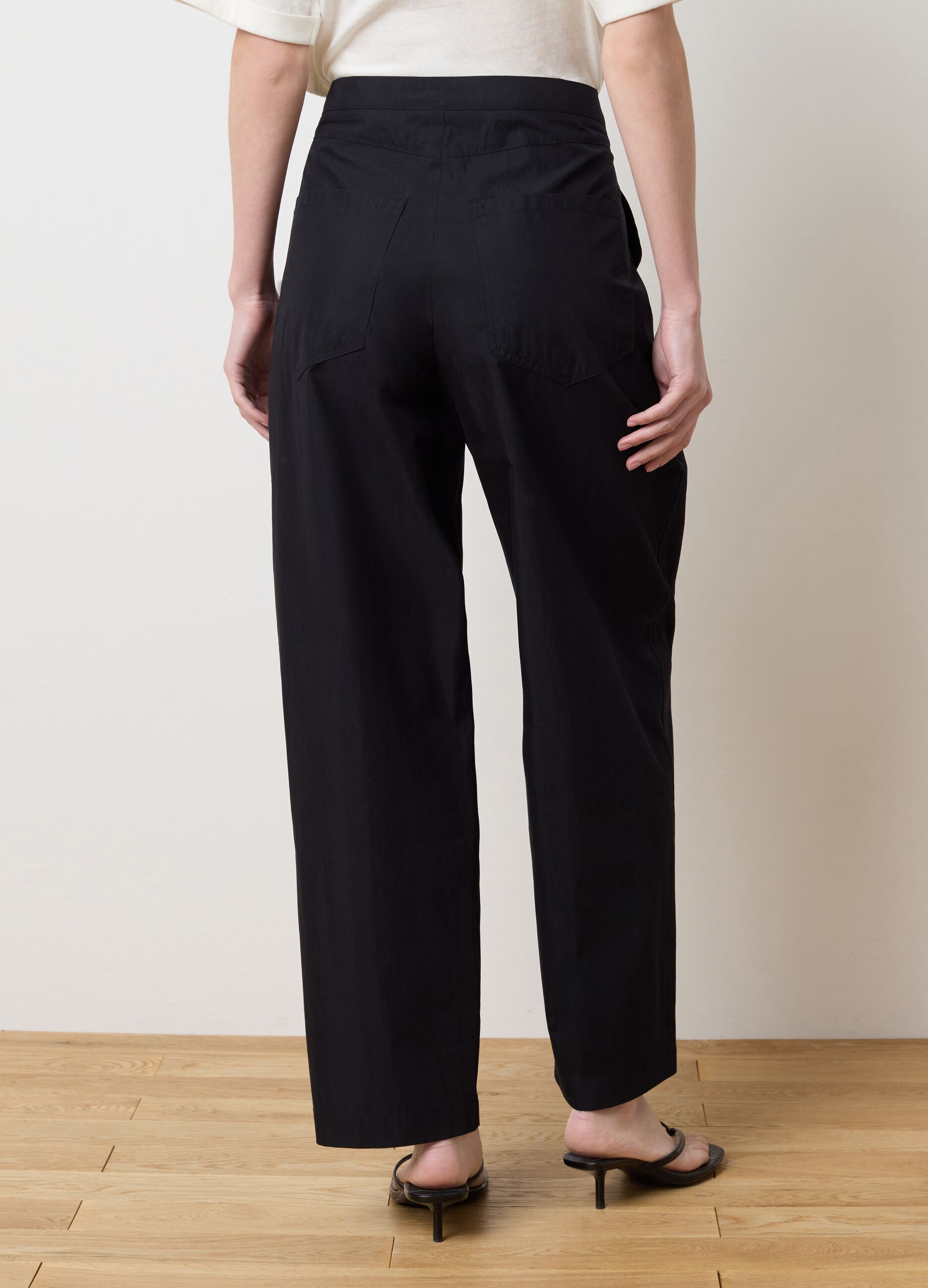 Pantalone carrot fit con pinces nero