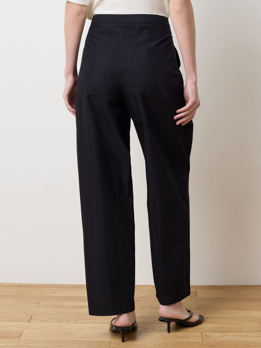 Black carrot-fit trousers with darts_2