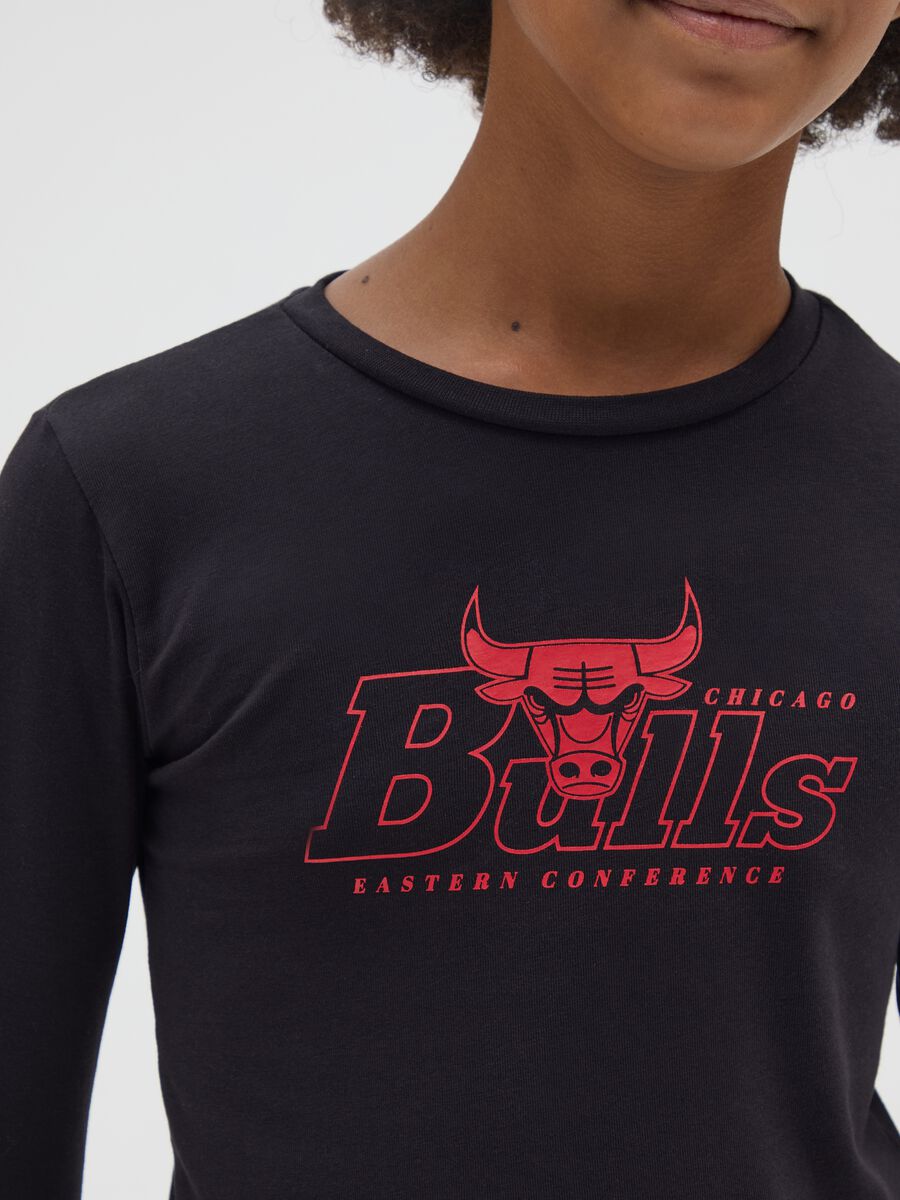 T-shirt da ragazze in cotone elasticizzato nera slim fit con logo Chicago Bulls_2