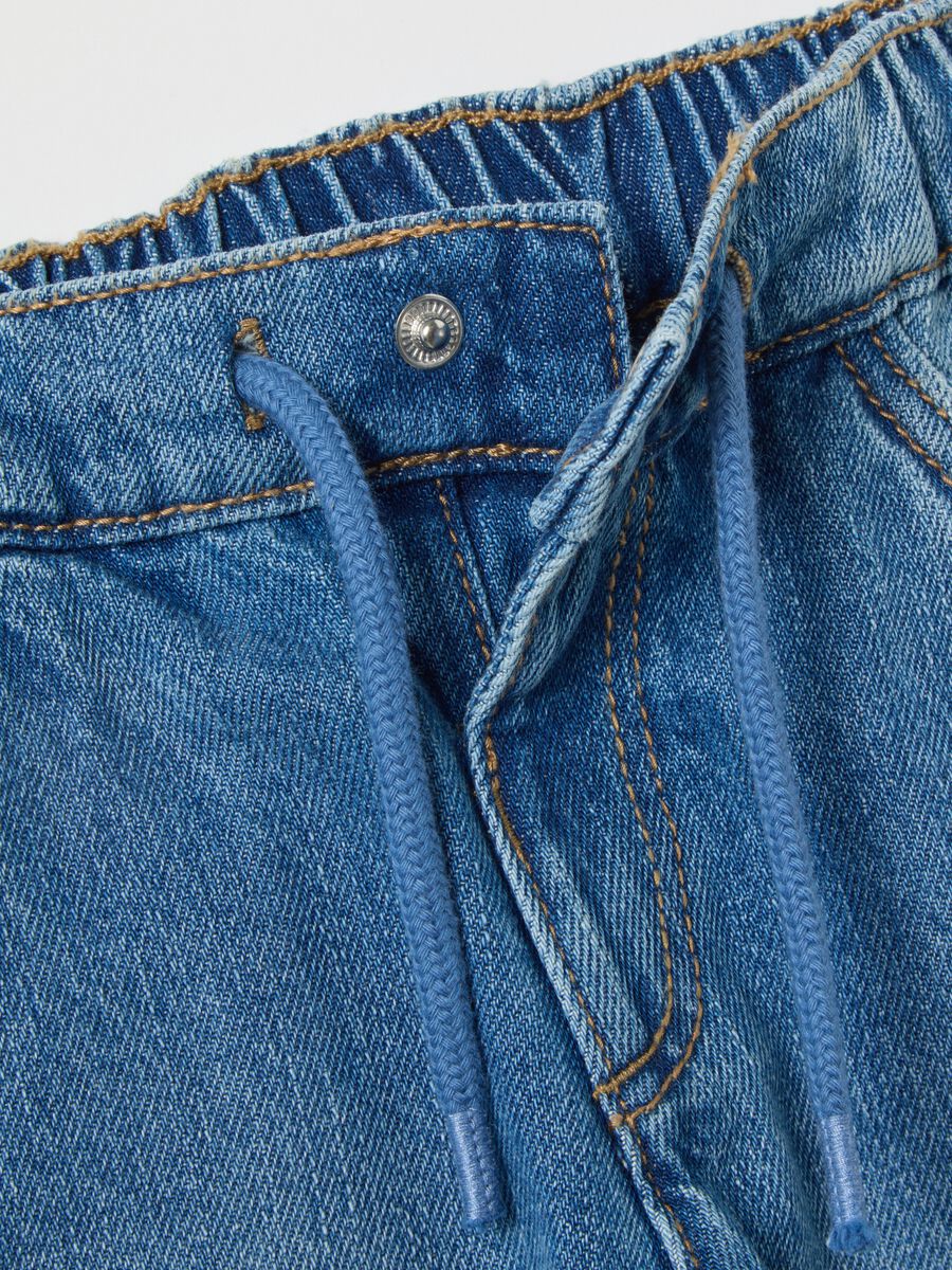 Pantaloni blu in denim con elastico e coulisse_2