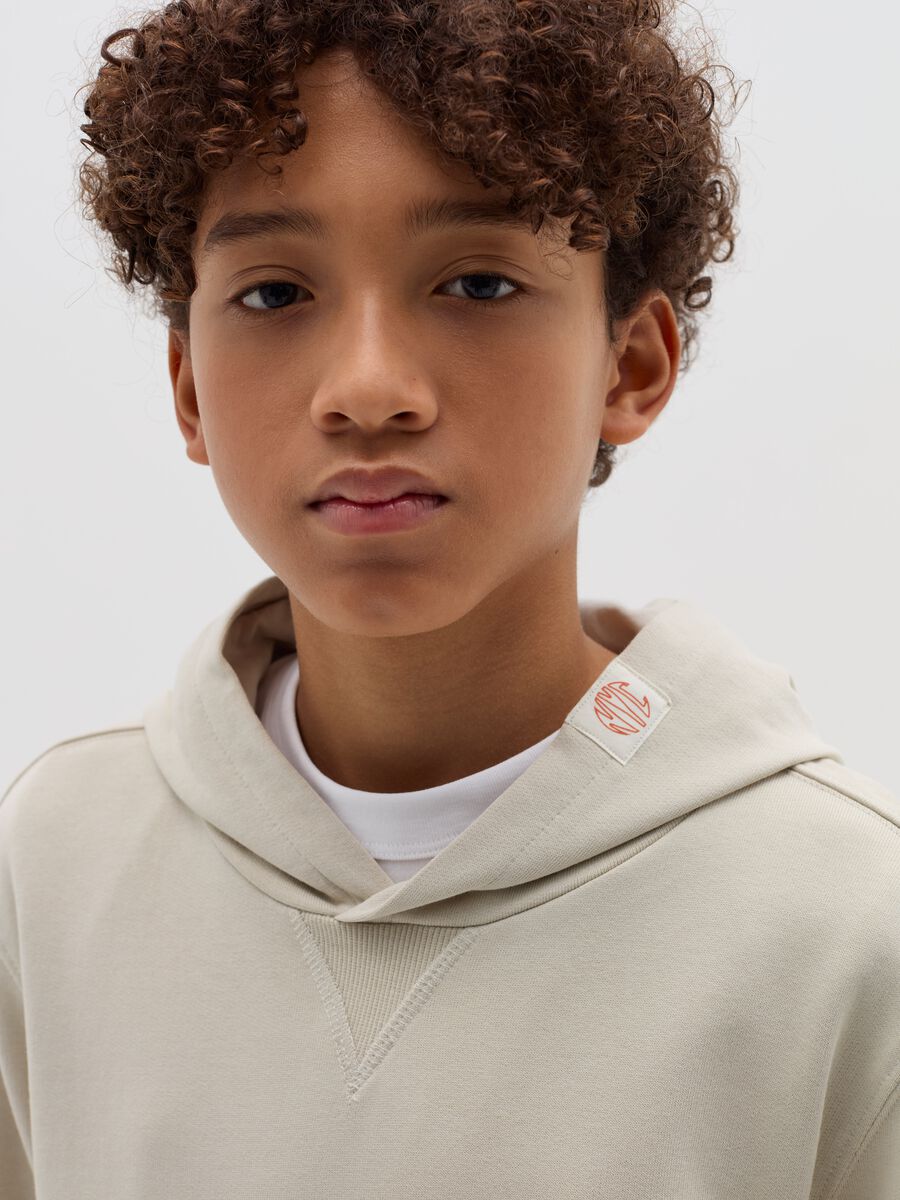 Felpa con stampa e ricamo ideogrammi_1