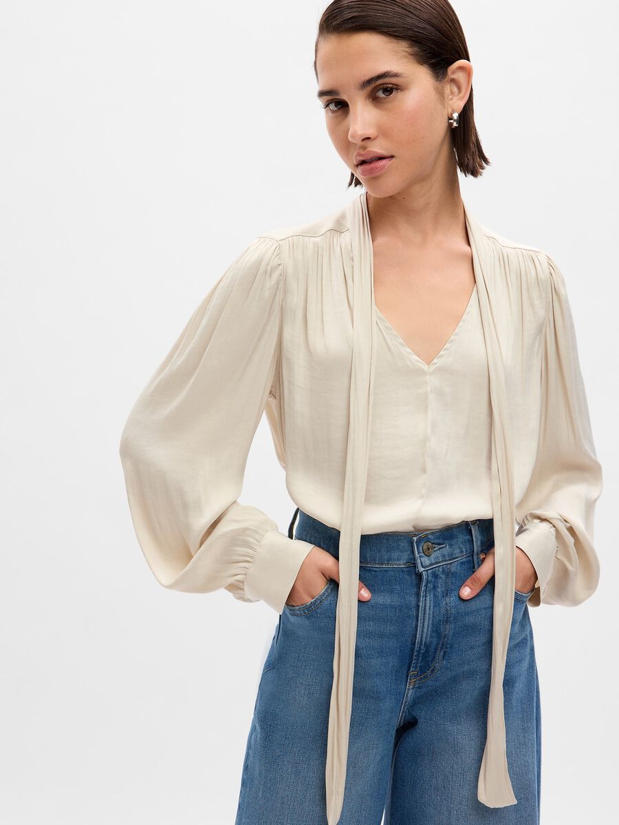 Blusa con scollo a V e foulard_0