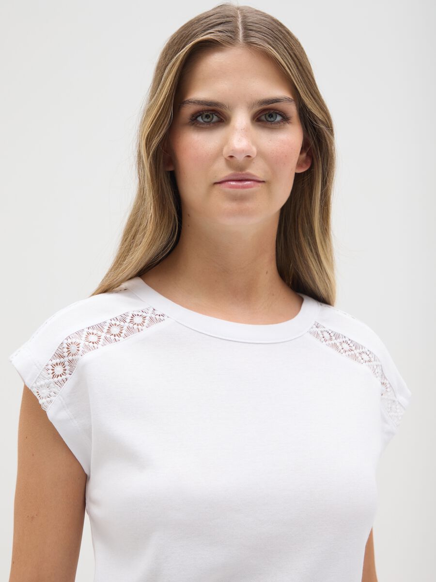 Women's white pure cotton regular fit T-shirt with lace_3
