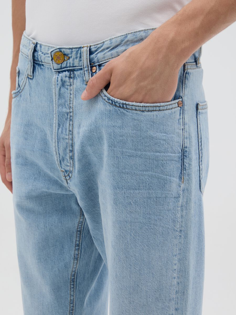 Men's light denim regular tapered jeans_2