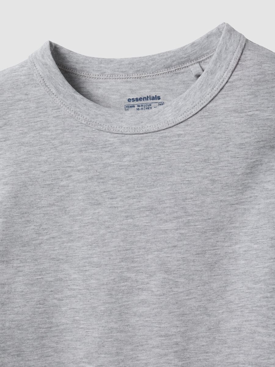 T-shirt grigia in cotone organico e viscosa elasticizzato con collo a costine per ragazza_6