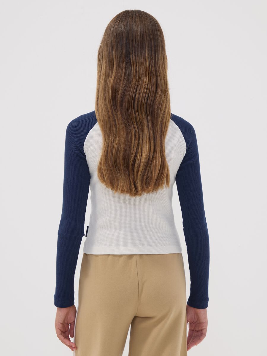T-shirt blu in cotone elasticizzato con maniche a contrasto per ragazza_2