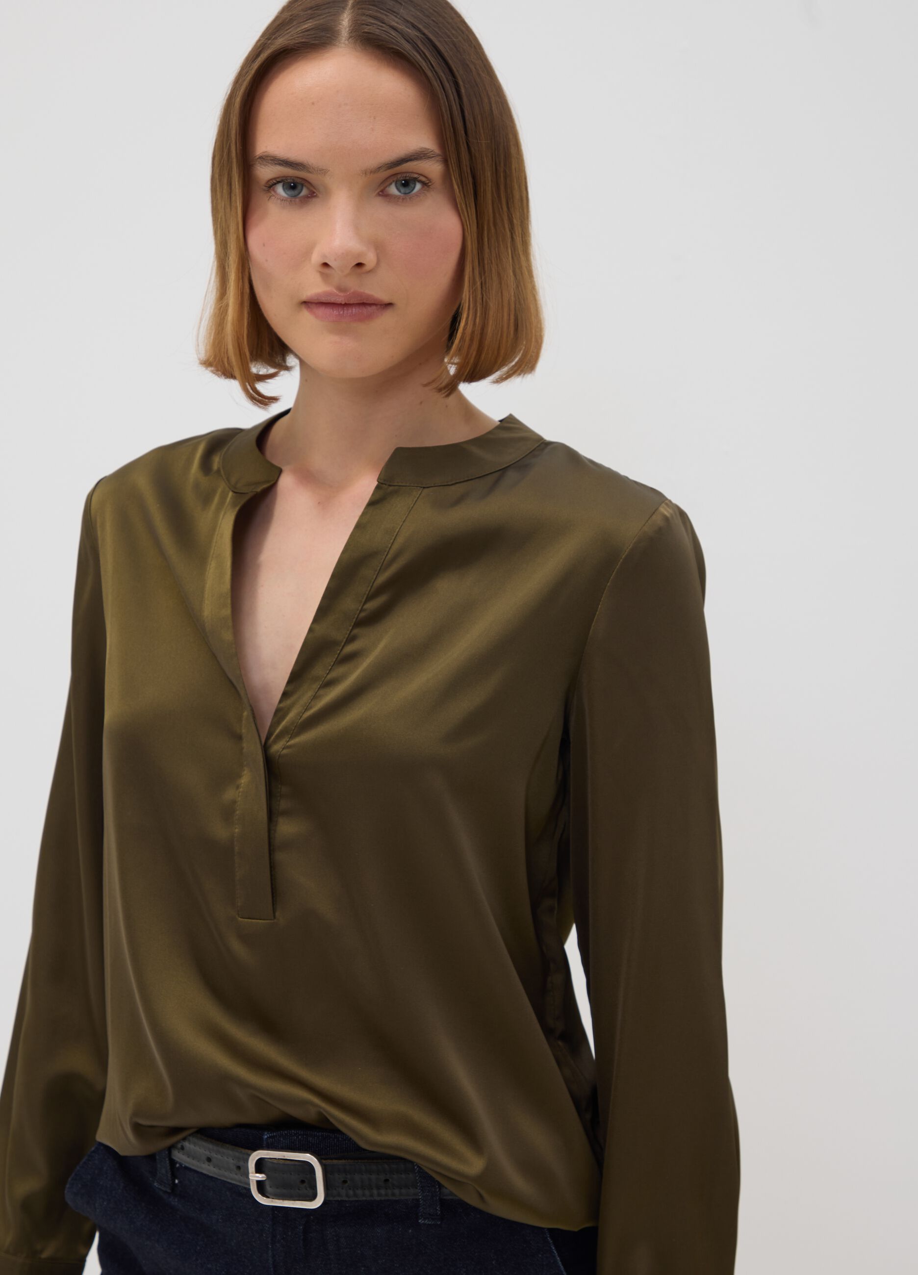Camicia verde in tessuto elasticizzato con collo coreano