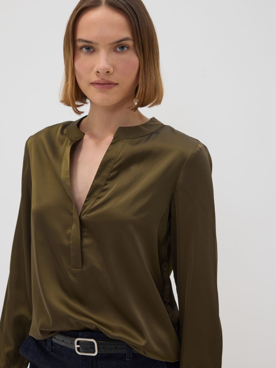 Camicia verde in tessuto elasticizzato con collo coreano_1