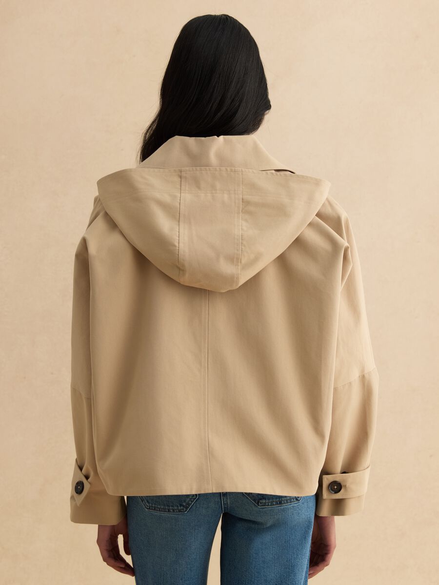 Trench corto in misto cotone beige regular fit con cappuccio_3