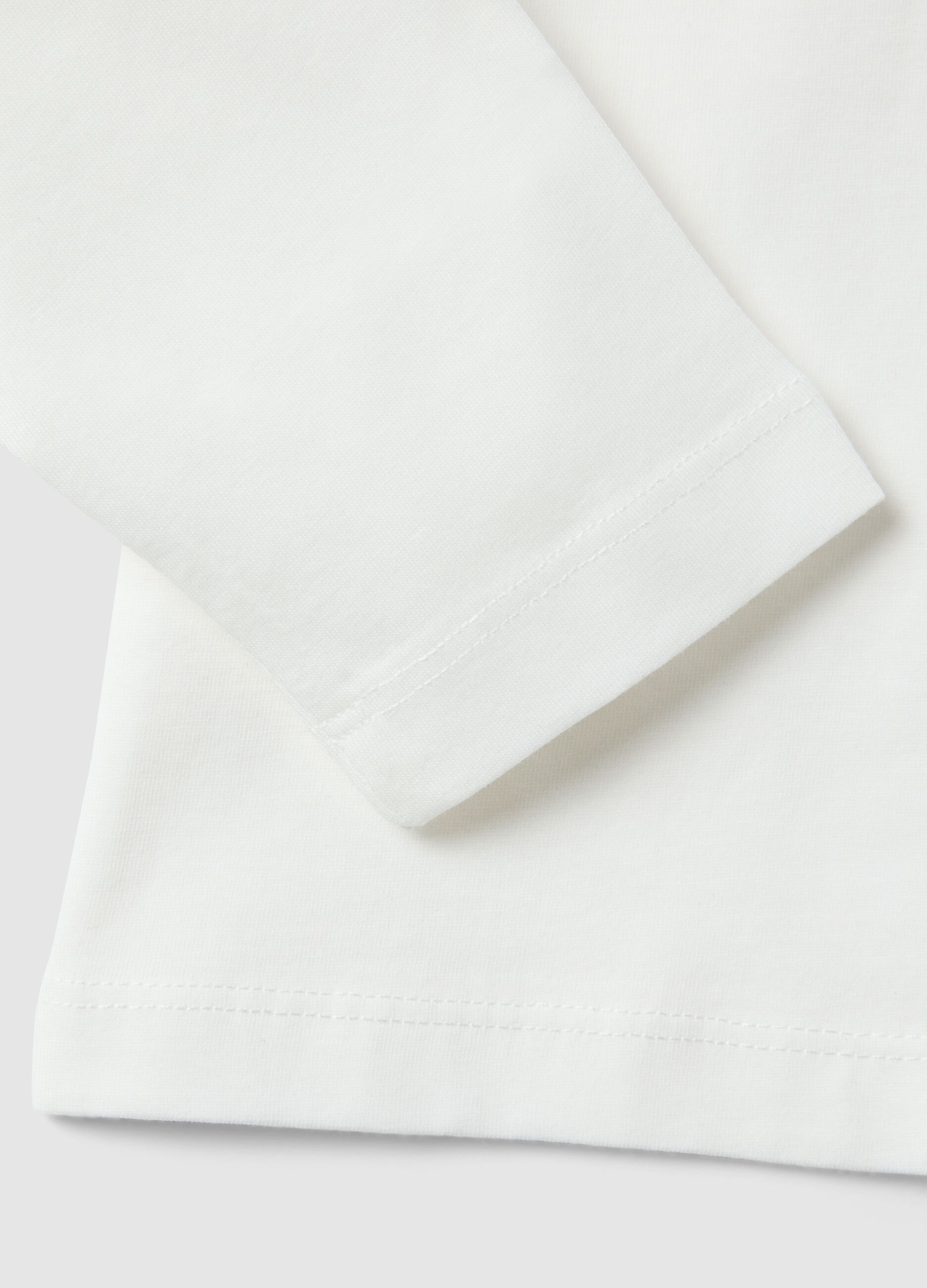 Boys&rsquo; white pure cotton T-shirt with car print, regular fit