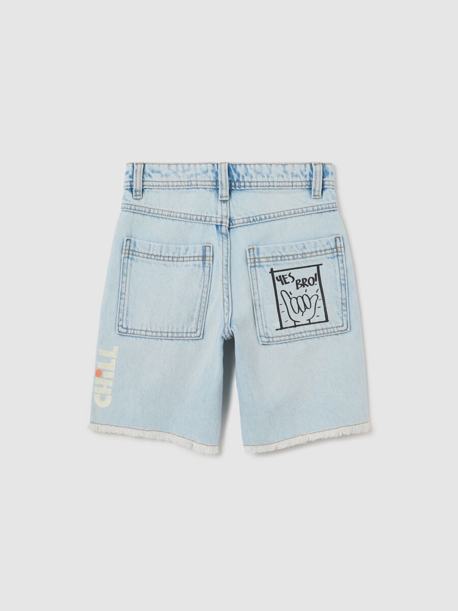Light denim Bermuda shorts with five pockets and print_1