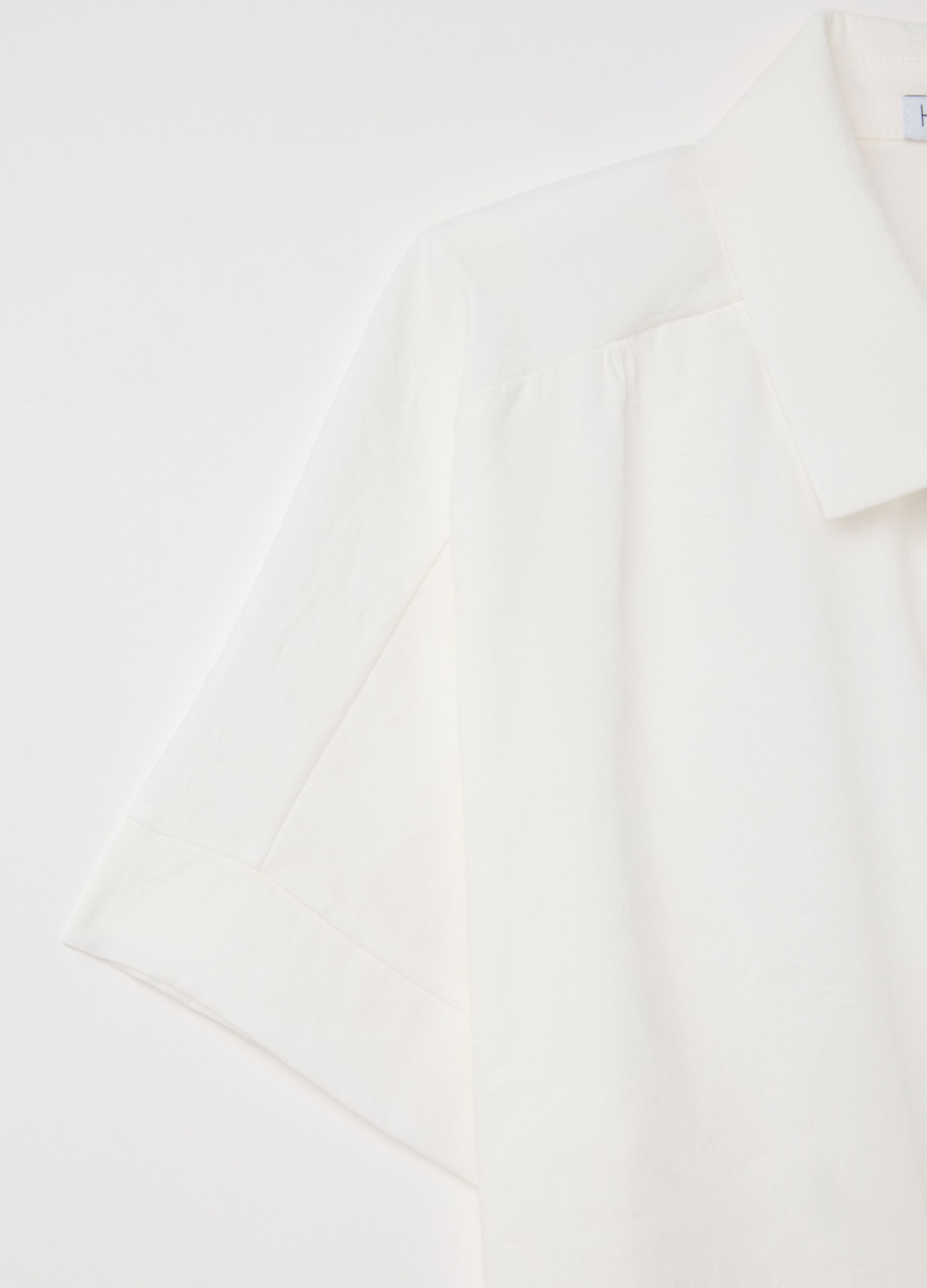 White shirt with knot and short sleeves
