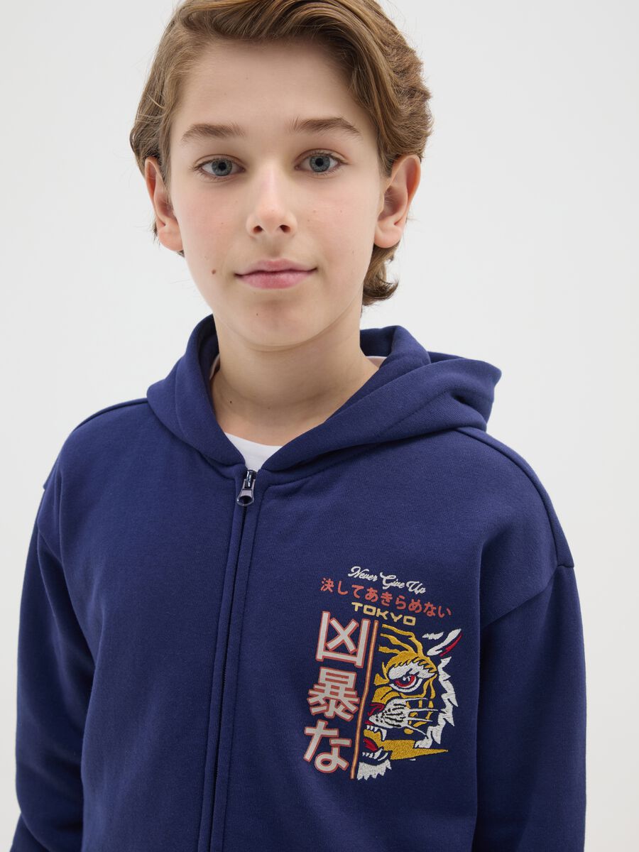 Children's blue hooded sweatshirt in regular fit cotton blend with print_2