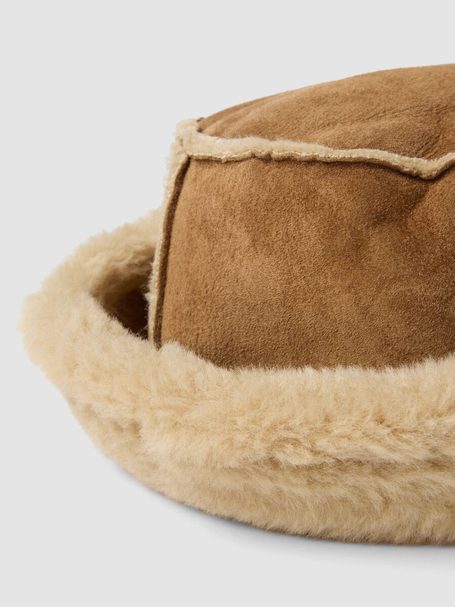 Cappello marrone in vera pelle con bordo effetto shearling_2
