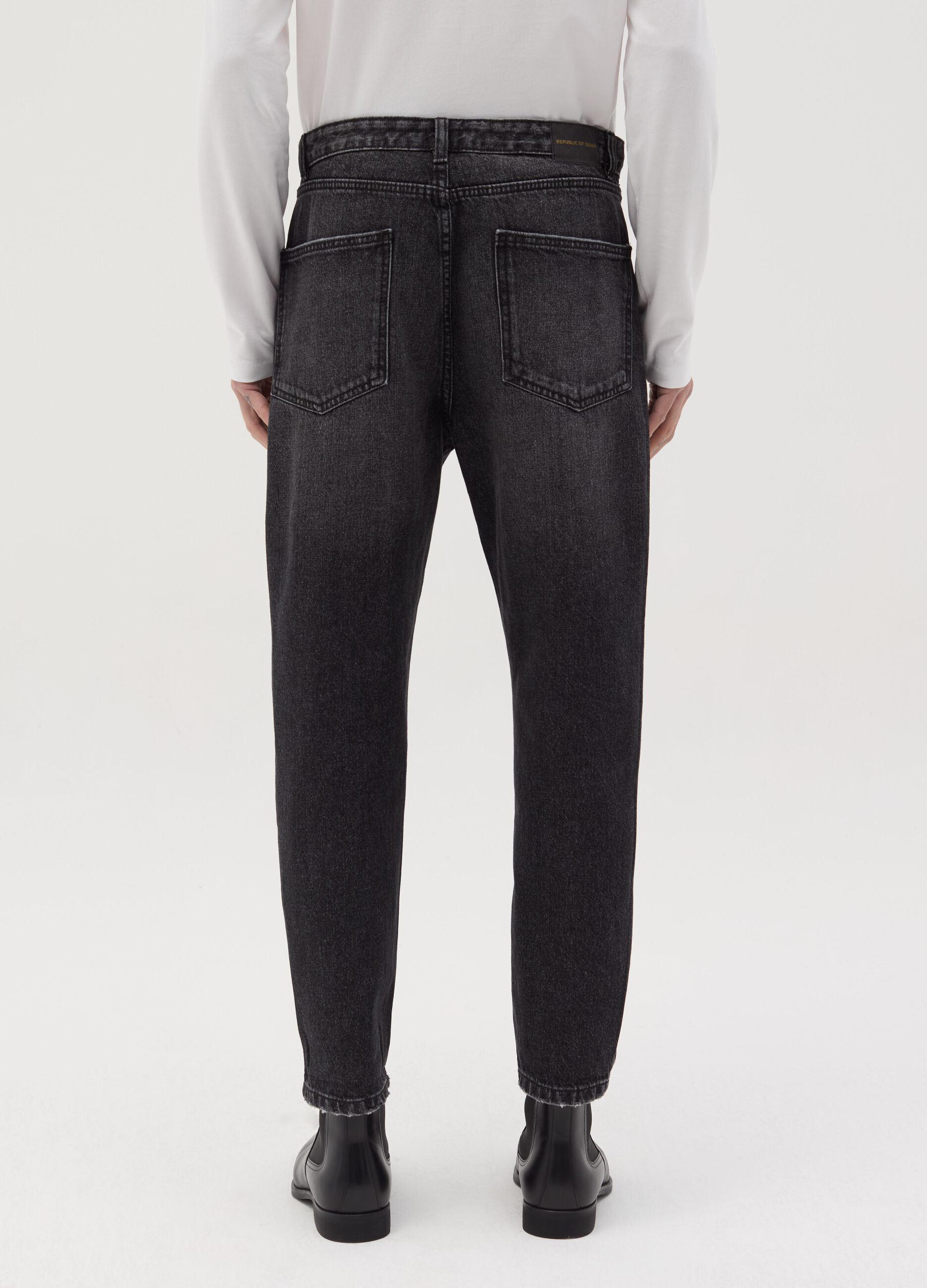 Jeans regular tapered fit con scoloriture