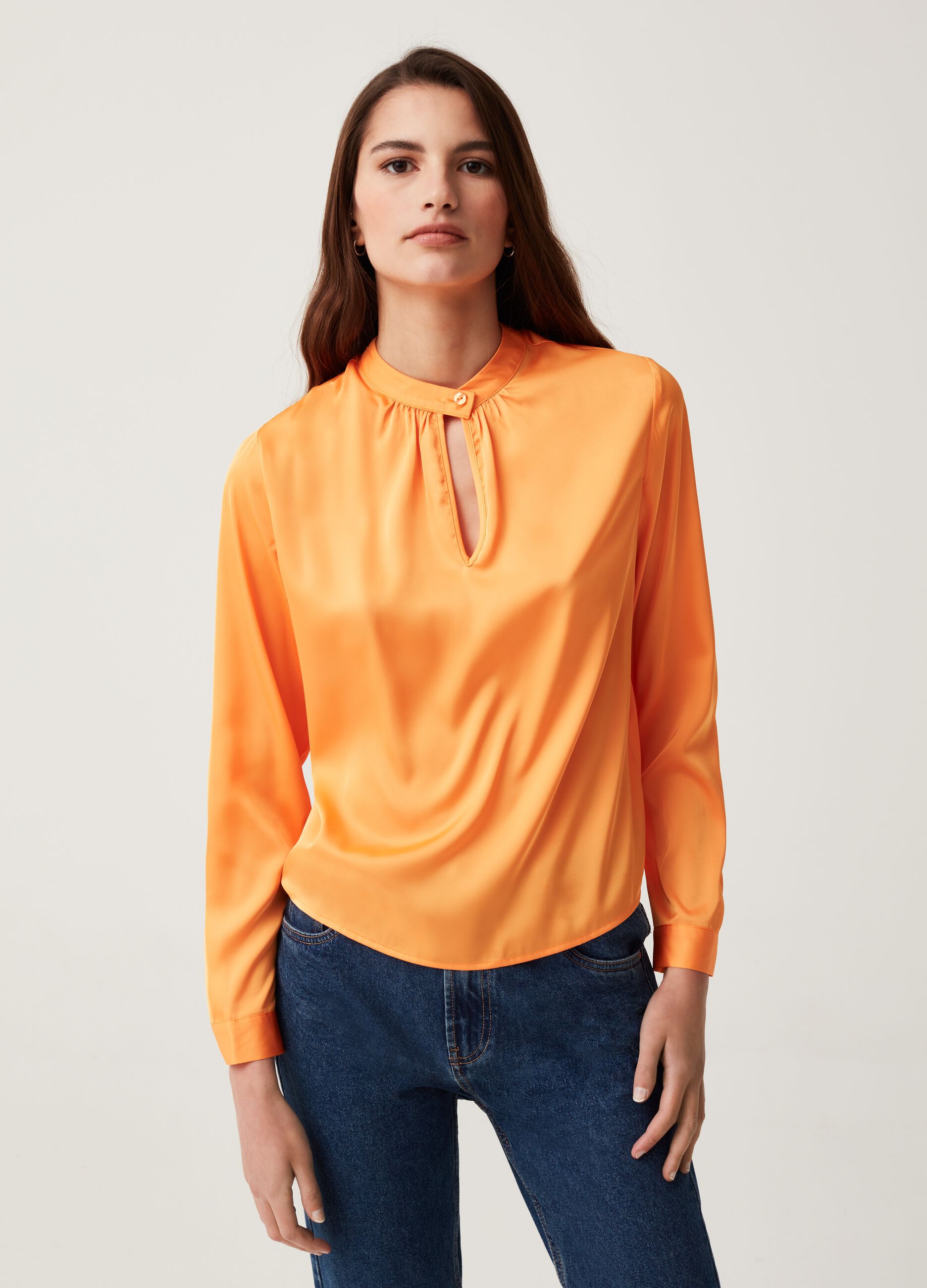 Blusa in satin con bottone al collo_1