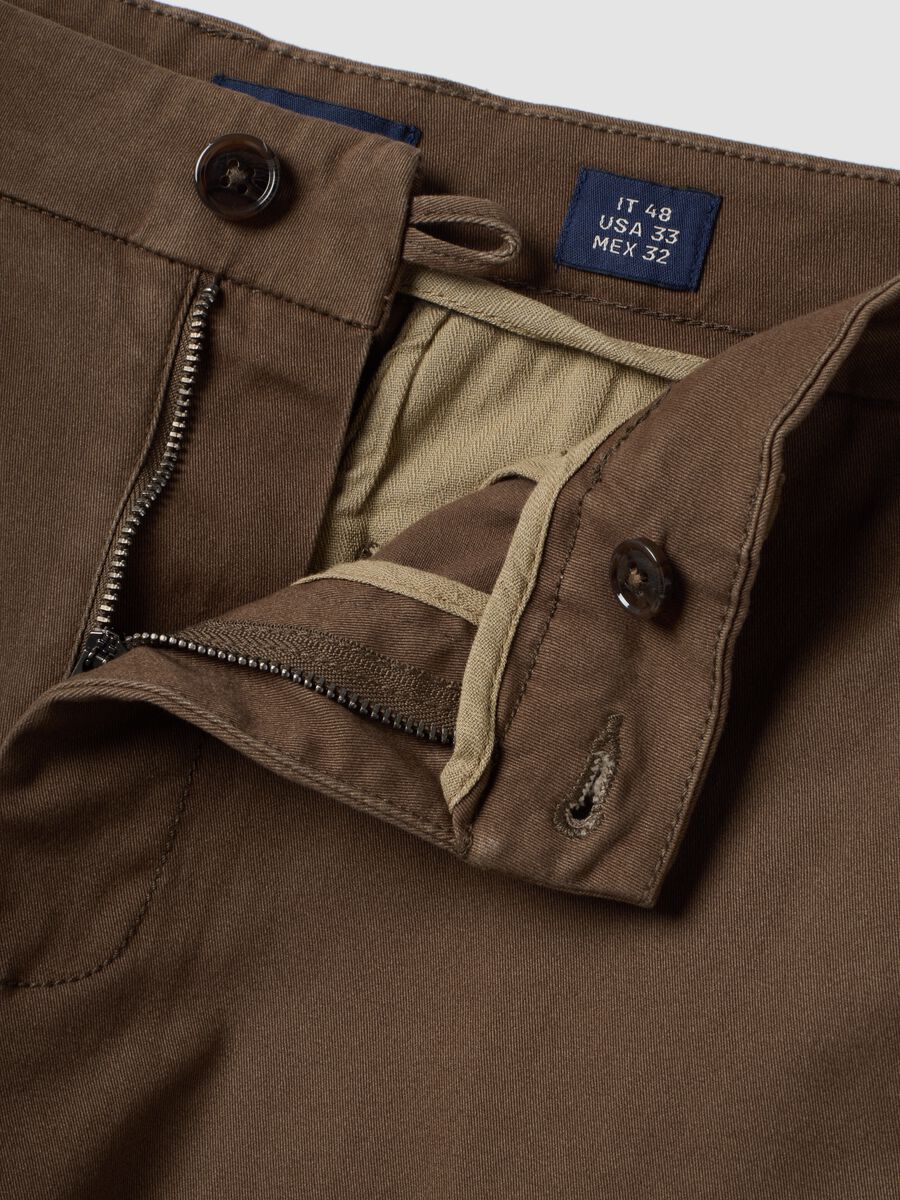 Pantaloni chino marrone in twill di cotone elasticizzato slim fit_1