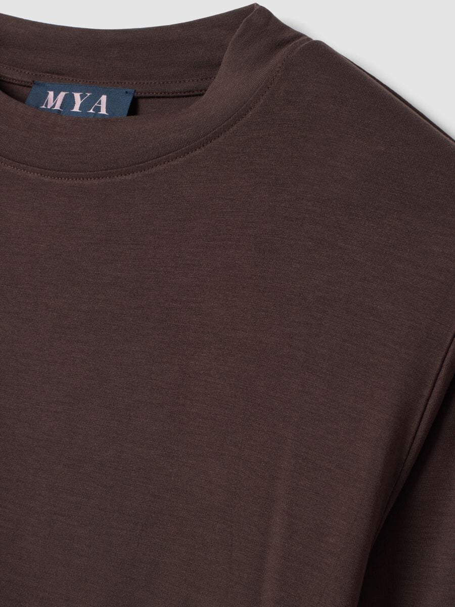 Maglia marrone scuro in viscosa elasticizzata regular fit_1