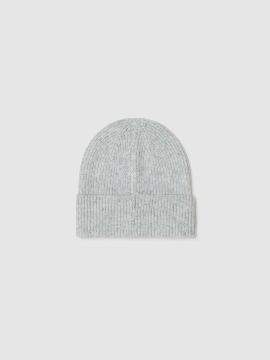Cappello grigio elasticizzato con applicazioni_1