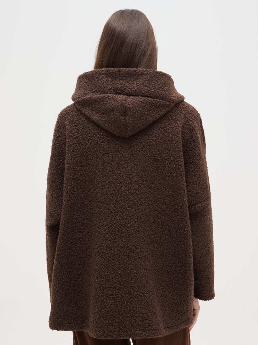 Cappotto marrone regular fit con bottoni e cappuccio_2