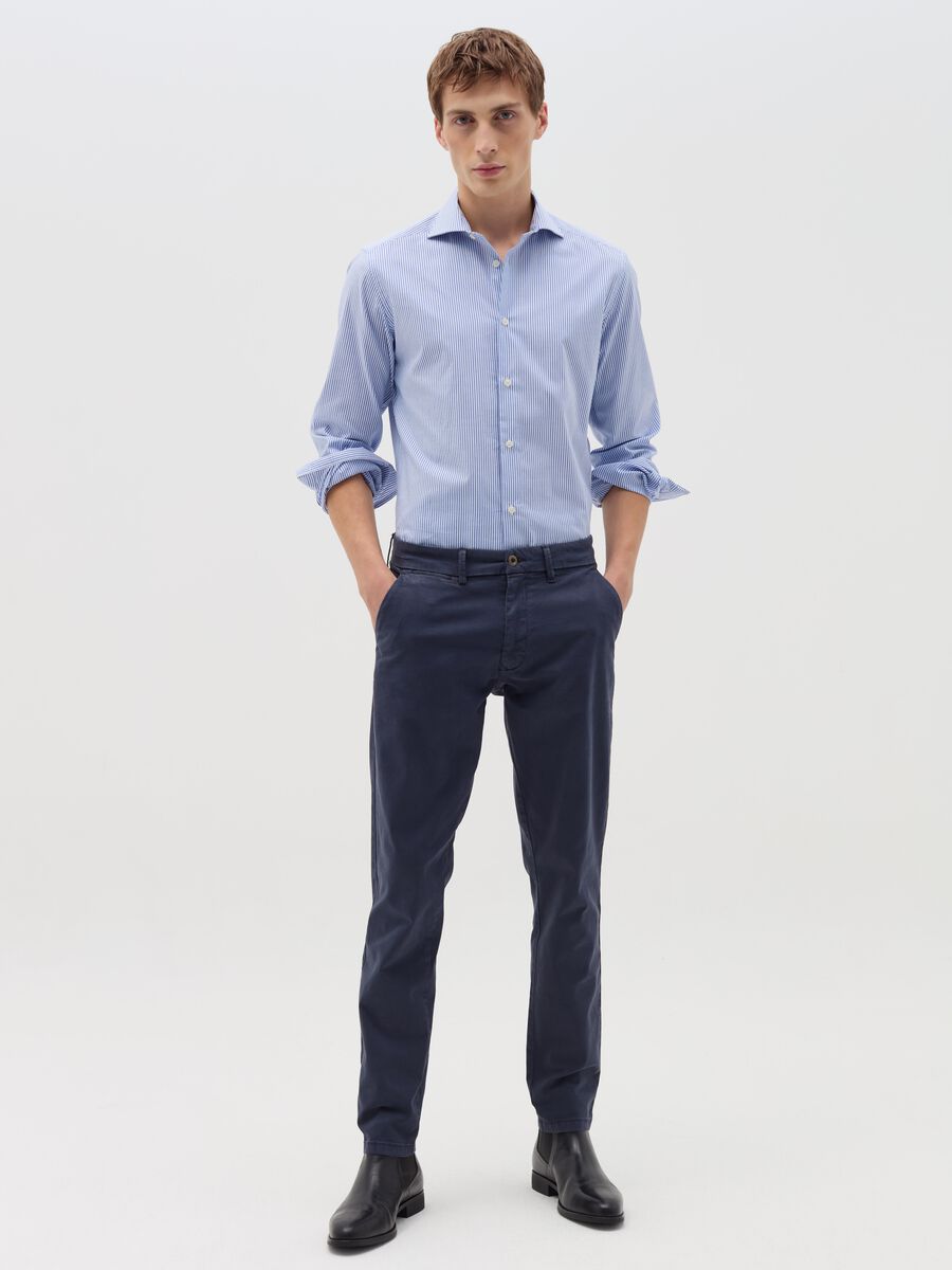Pantalone chino slim fit in cotone stretch_0