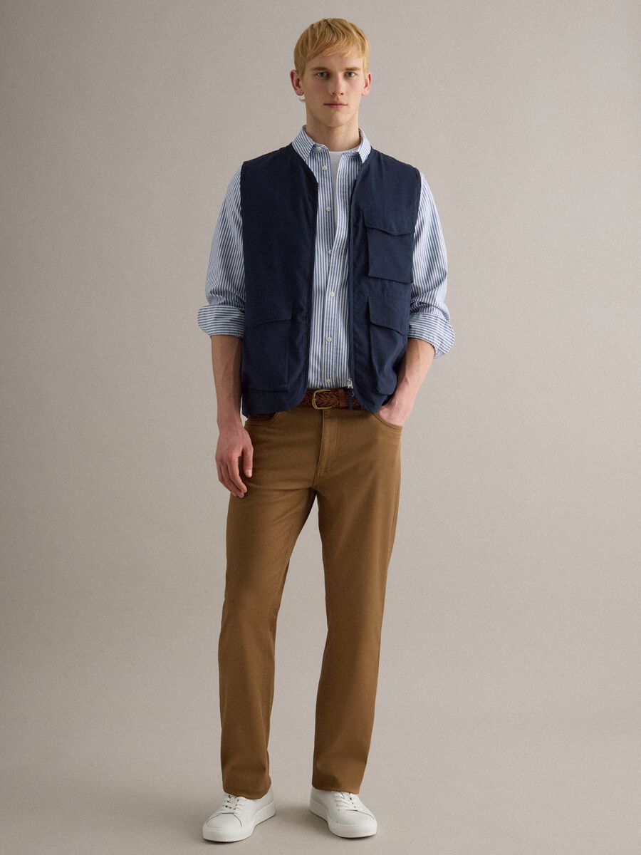 Gilet blu regular fit con zip e tasche frontali_1