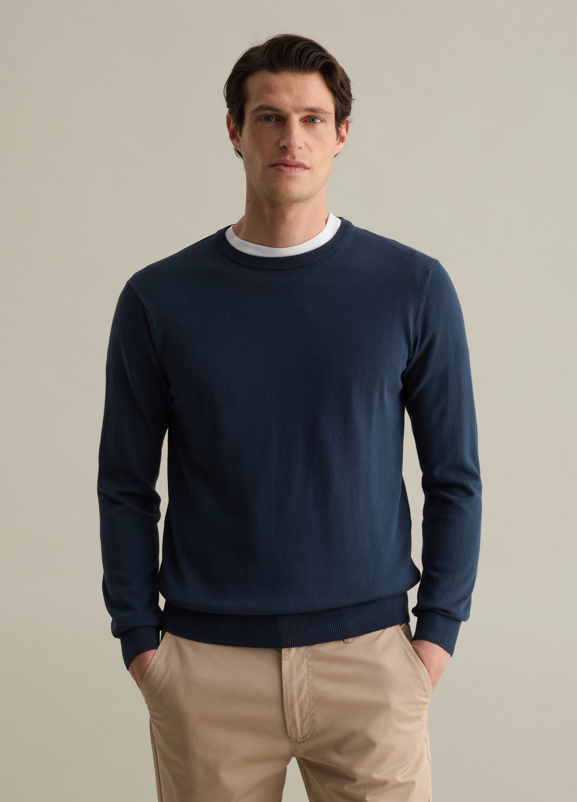 Solid colour pullover with round neck