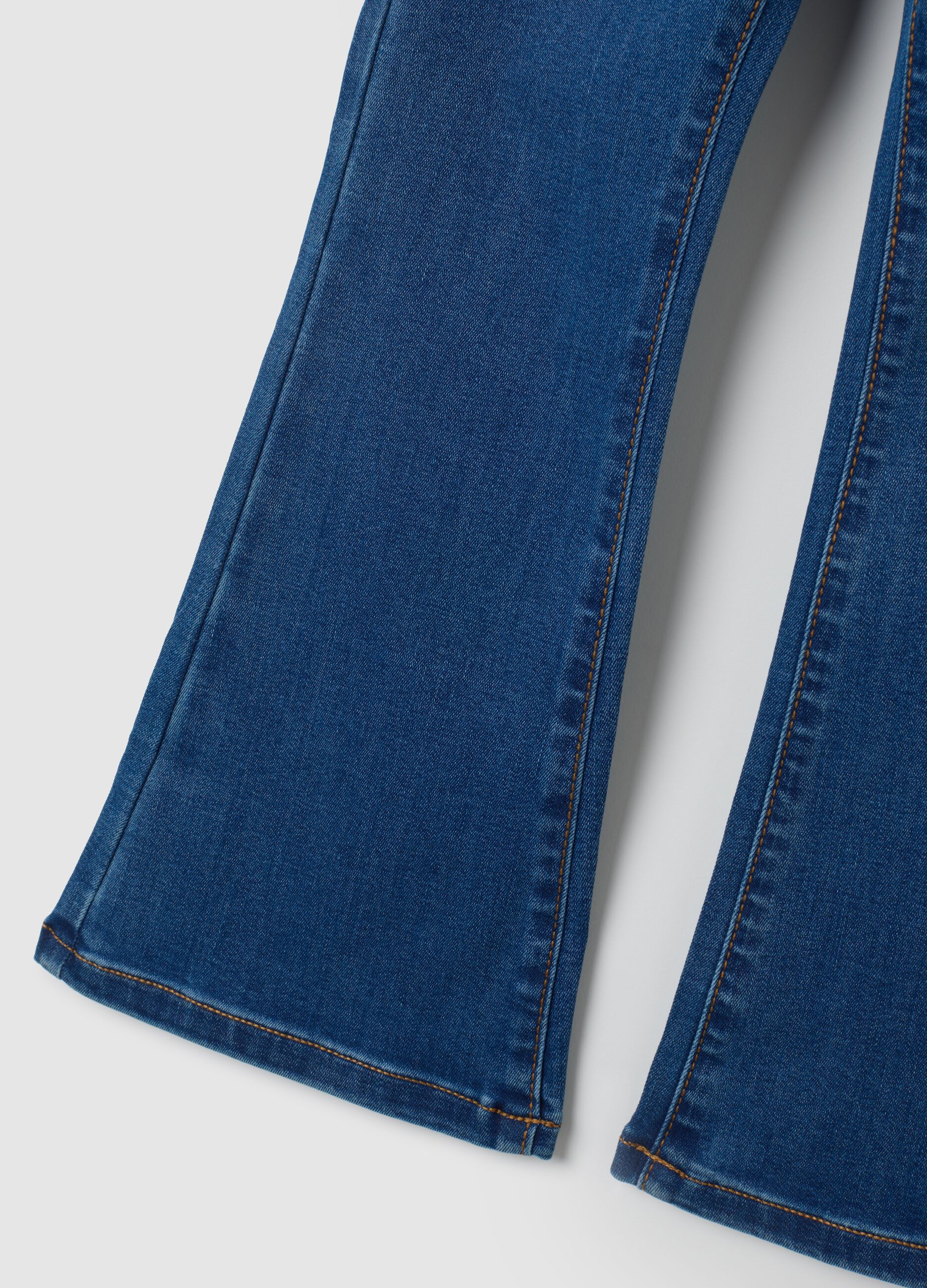 Jeans da bambina in denim blu flare