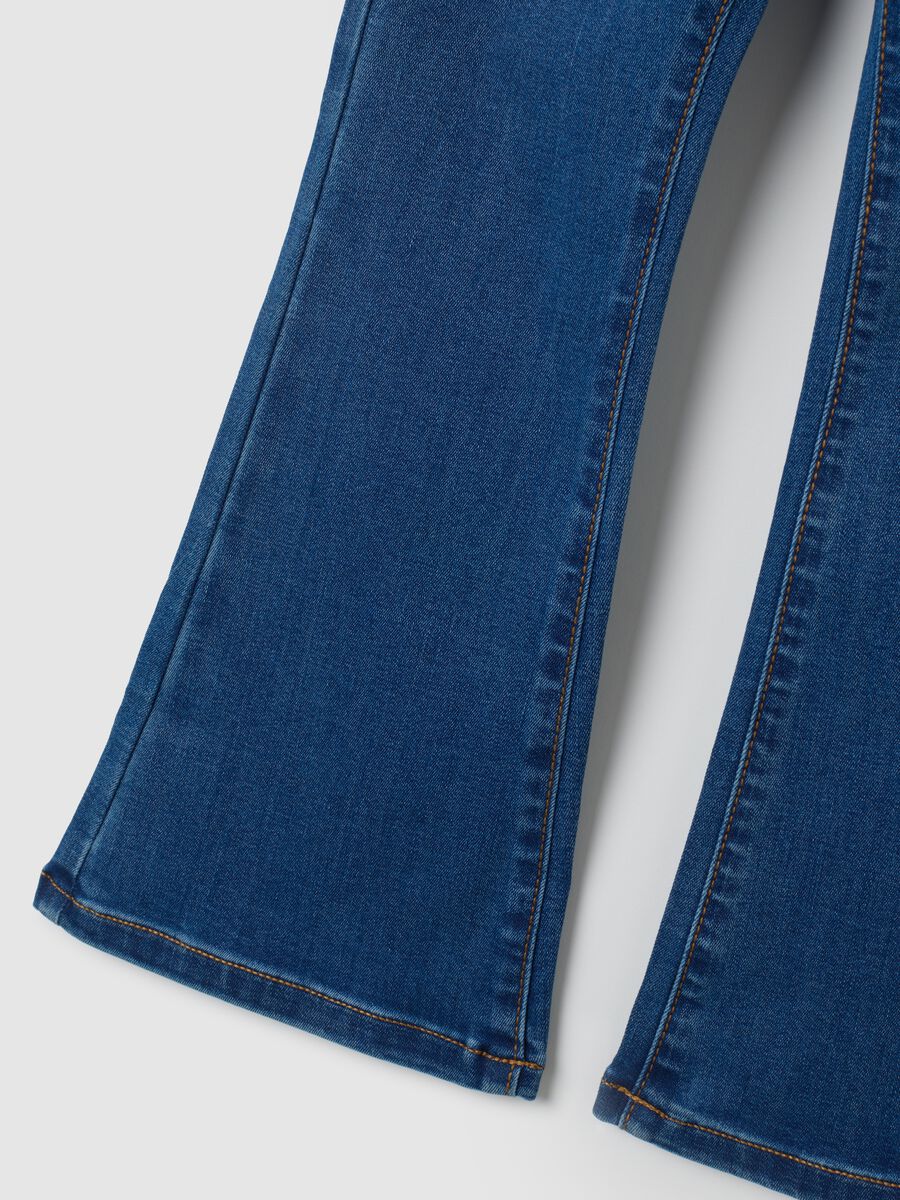 Jeans da bambina in denim blu flare_2