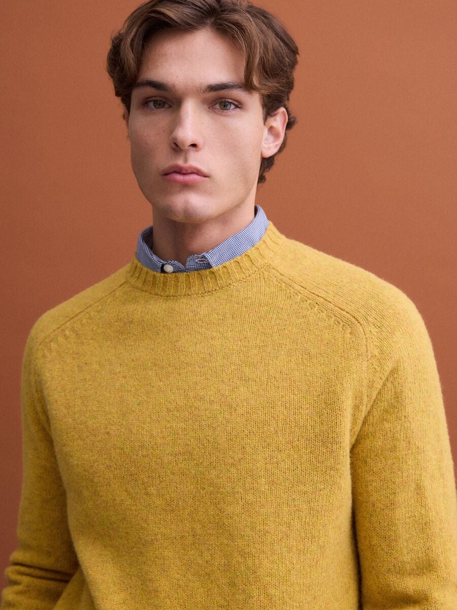 Maglione girocollo giallo in pura lana regular fit_2