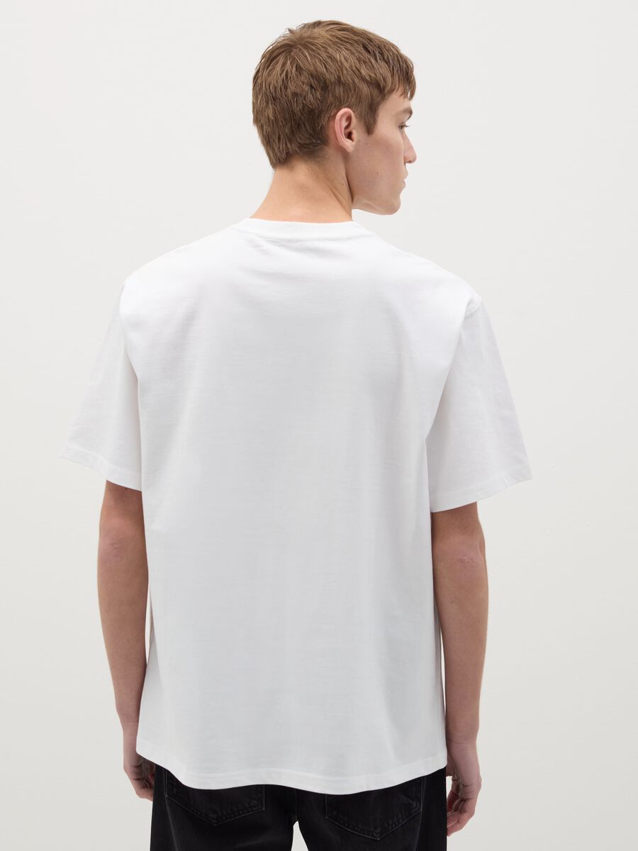 T-shirt con tasca a ricamo_2
