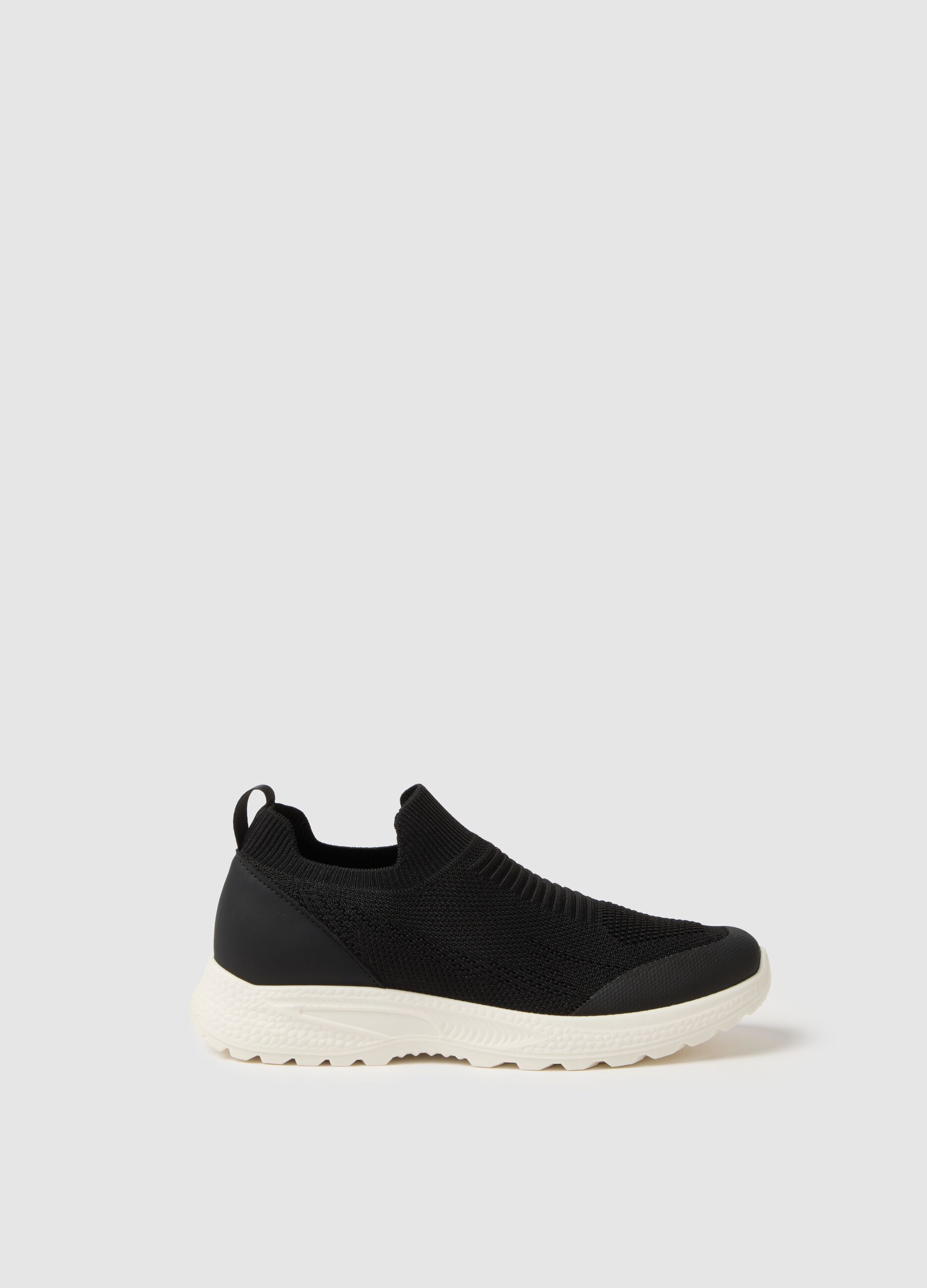 Black regular fit sneakers with sturdy white sole