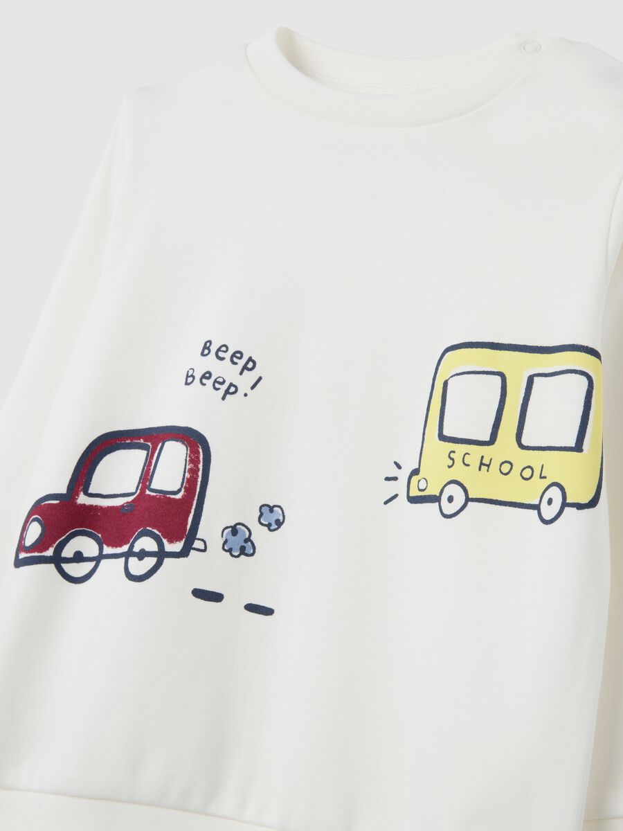 Pigiama bianco e blu con stampa macchine_2