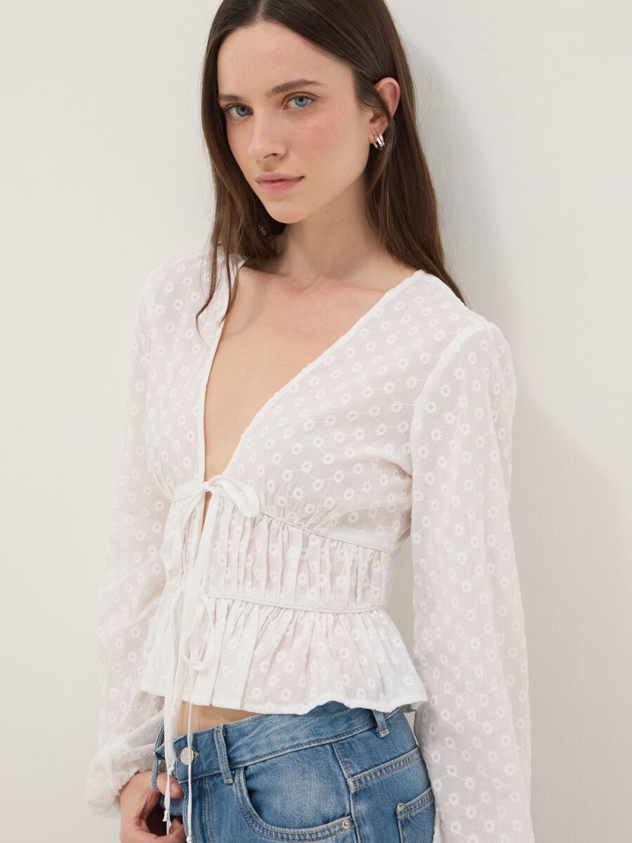 Blusa in puro cotone bianca regular fit con laccetti_1
