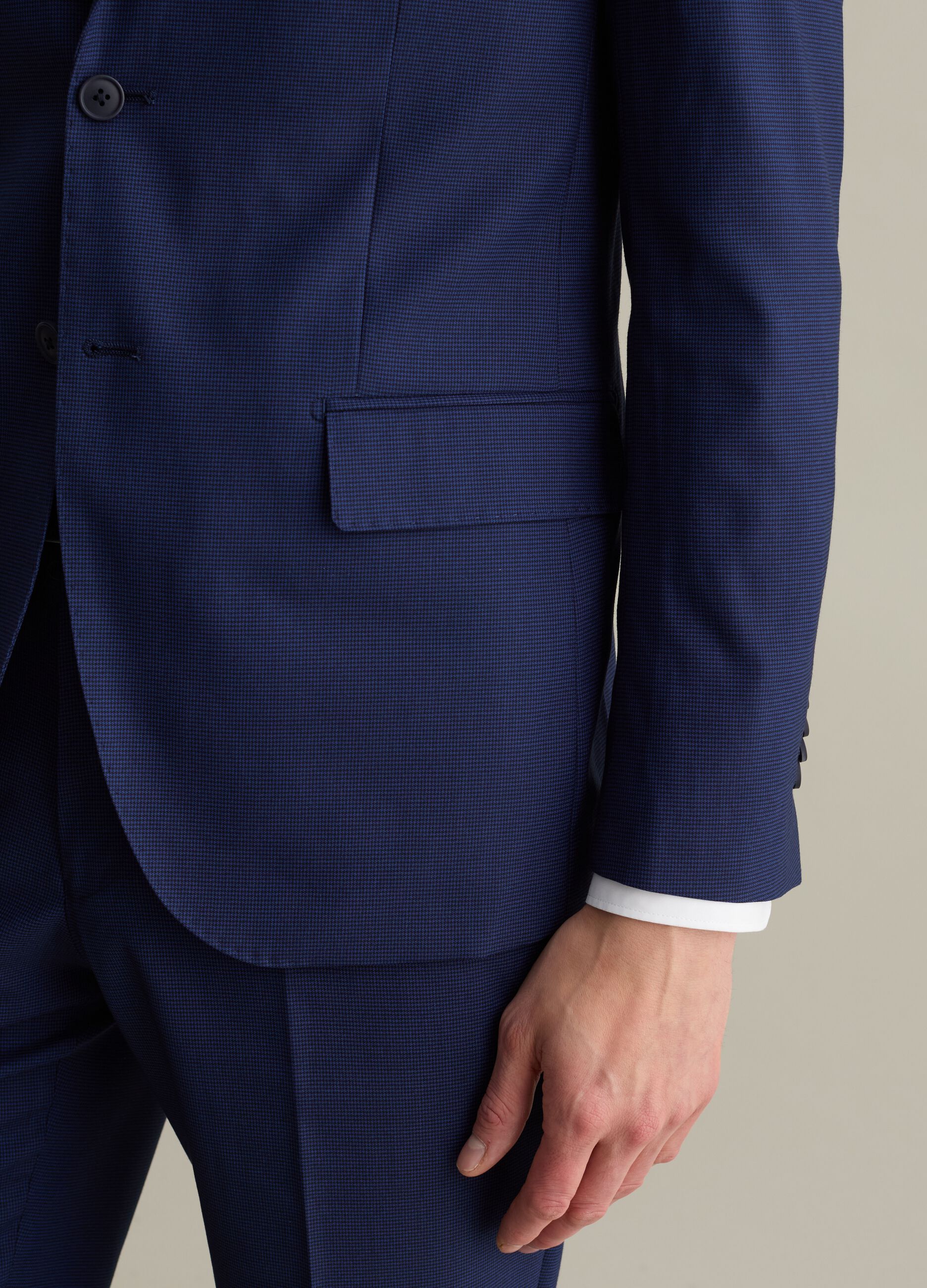 Outfit with micro patterned weave