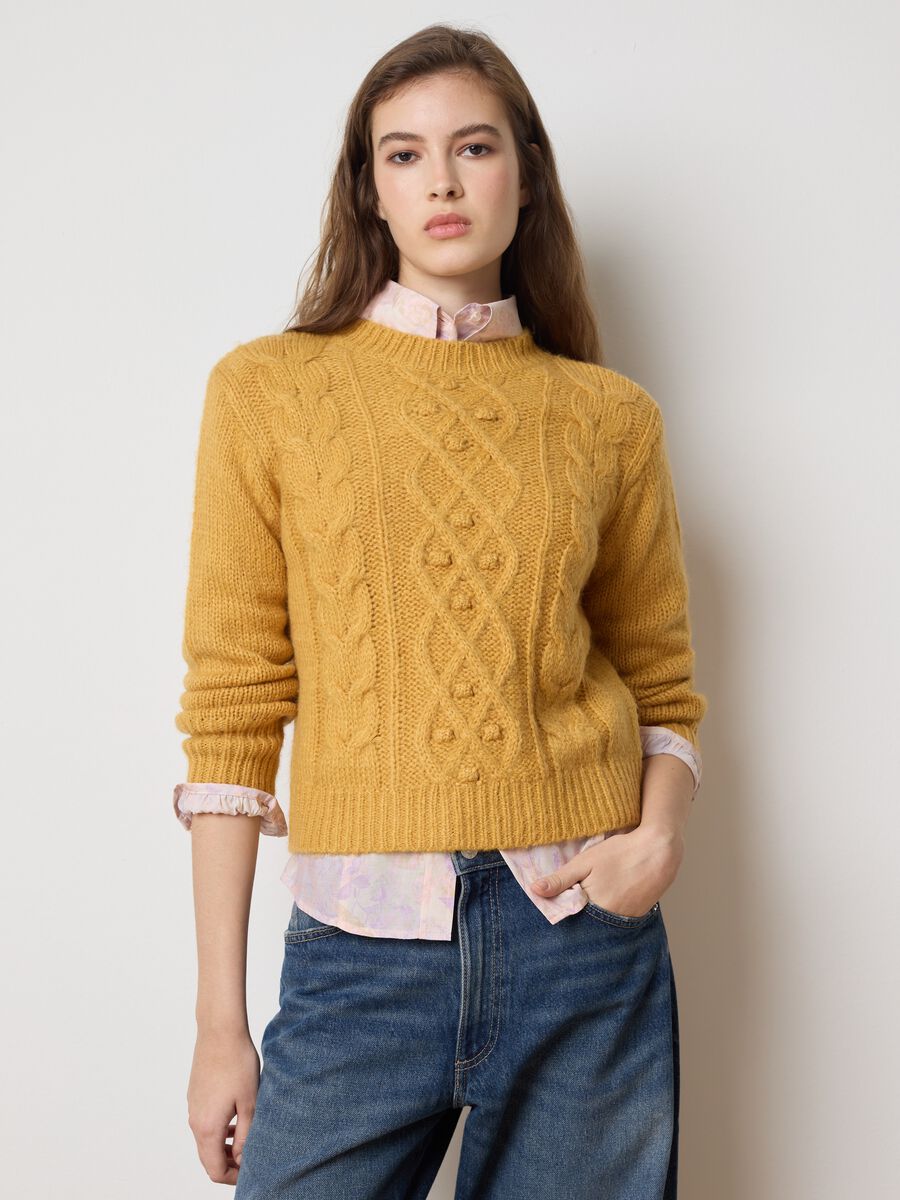 Maglione giallo regular fit con scollo rotondo_0