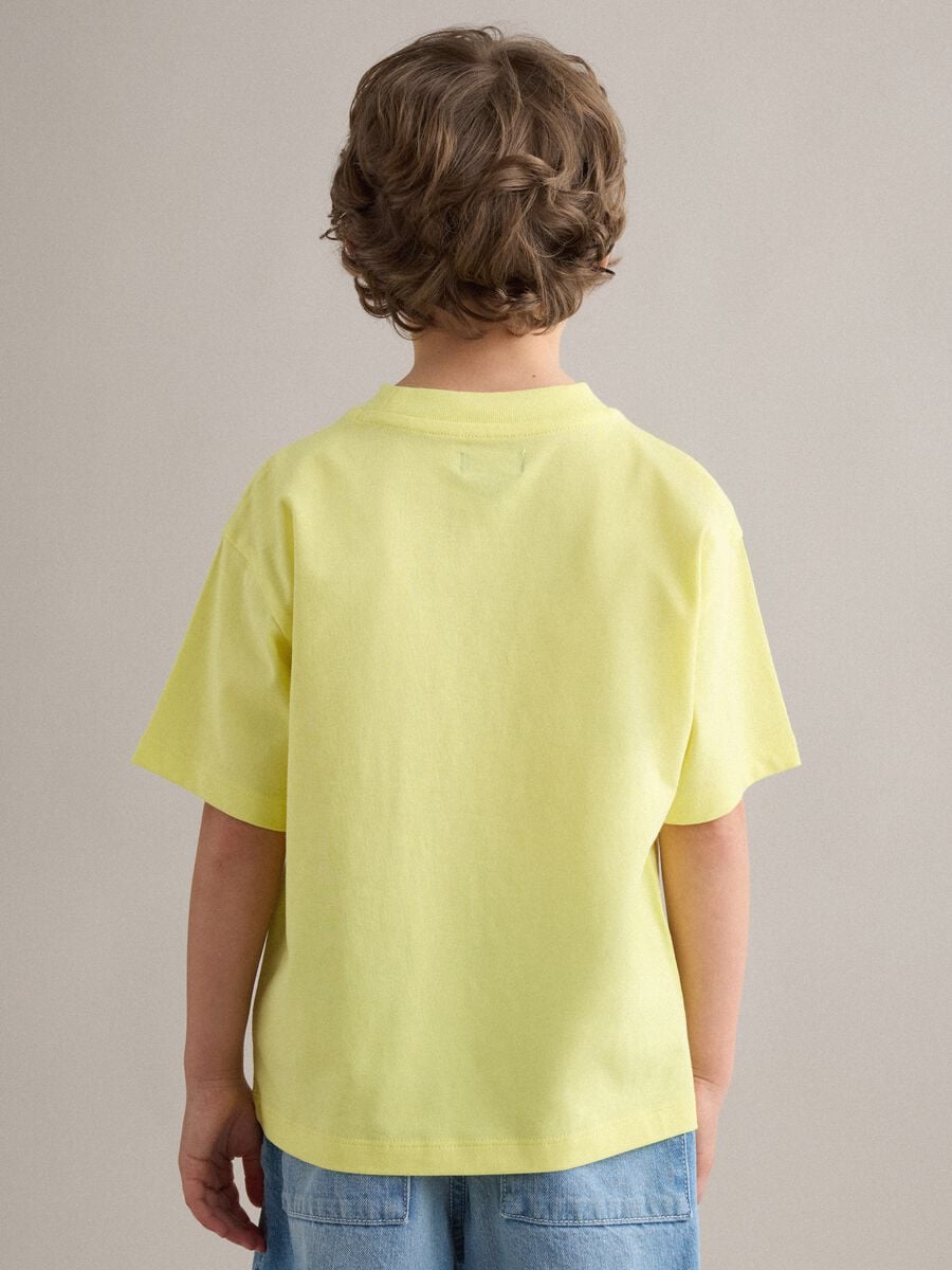 T-shirt gialla in puro cotone over fit da bambino_1