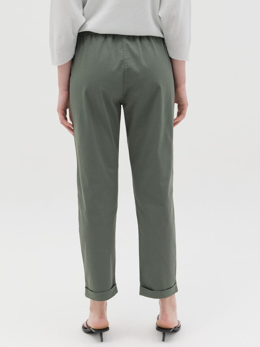 Green cropped trousers in stretch cotton_3