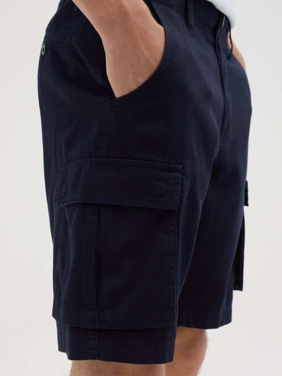 Men's blue cotton cargo shorts, regular fit_2