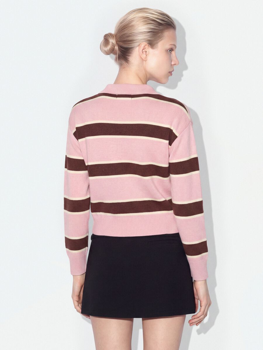 Maglia rosa a righe in misto viscosa con colletto polo regular fit_2