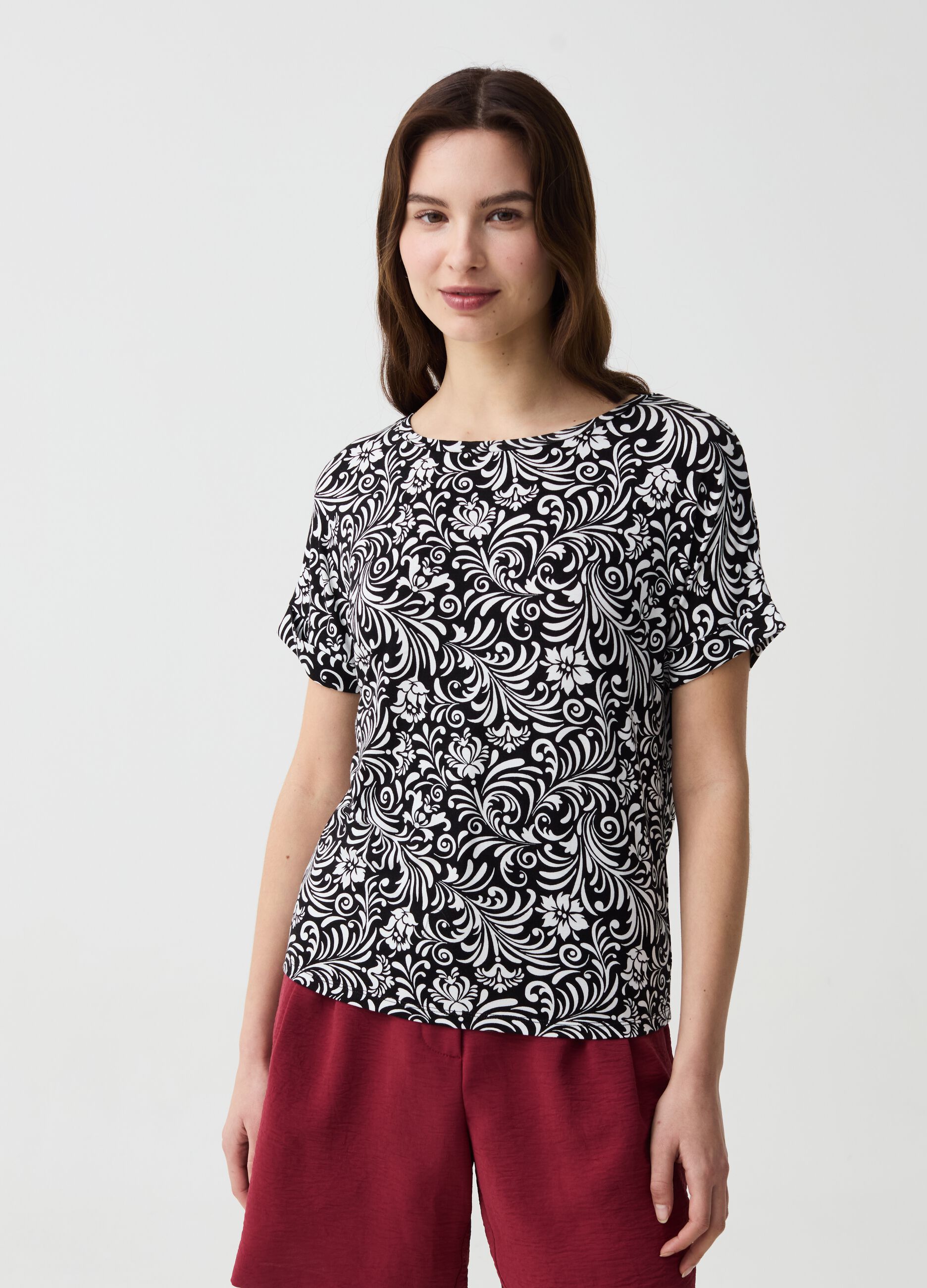 T-shirt floreale con maniche a kimono